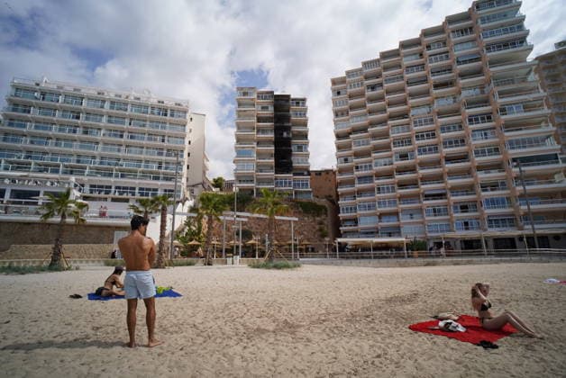 Two dead and 24 injured in a fire in Magaluf Mallorca Facade of the building where the fire has occurred, on June 11, 2026, in Magaluf, Mallorca, Balearic Islands Spain Two people have died in a fire in a block of apartments in Magaluf and 24 have been injured, eight of them firefighters The fire has originated on the third floor of the building and a dozen people remain confined inside 11 JUNE 2026 Javier Ferná Magaluf, Mallorca, Balearic Islands Magaluf, Mallorca, Balearic Islands Spain  Copyright: xJavierxFernandezx 7587953