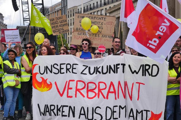 11.06.2026, Berlin - Deutschland. Demo von Mitarbeitenden unterschiedlicher Krankenhäuser vor dem Brandenburger Tor *** 11 06 2026, Berlin Germany Demonstration by employees from various hospitals in front of the Brandenburg Gate