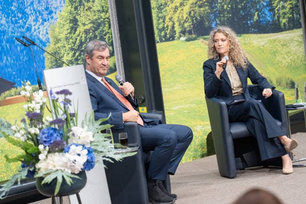 Markus Söder, Ministerpräsident Bayern, im Gespräch mit Melody Sucharewicz, Beraterin für politische Kommunikation und Strategie (von links);TALK 60 Gesprächsreihe 60 Jahre Deutsch-Israelische Beziehungen der Konrad-Adenauer-Stiftung, Berlin Berlin Deutschland Bayerische Vertretung in Berlin *** Markus Söder, Minister President of Bavaria, in conversation with Melody Sucharewicz, consultant for political communication and strategy from the left TALK 60 series of talks on 60 years of German-Israeli relations organized by the Konrad Adenauer Foundation, Berlin Berlin Germany Bavarian Representation in Berlin
