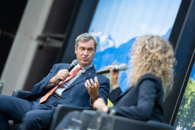 Markus Söder, Ministerpräsident Bayern, im Gespräch mit Melody Sucharewicz, Beraterin für politische Kommunikation und Strategie (von links);TALK 60 Gesprächsreihe 60 Jahre Deutsch-Israelische Beziehungen der Konrad-Adenauer-Stiftung, Berlin Berlin Deutschland Bayerische Vertretung in Berlin *** Markus Söder, Minister President of Bavaria, in conversation with Melody Sucharewicz, consultant for political communication and strategy from the left TALK 60 series of talks on 60 years of German-Israeli relations organized by the Konrad Adenauer Foundation, Berlin Berlin Germany Bavarian Representation in Berlin