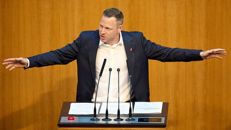 - Wien 11.06.2026 - Debatte Budget Österreichisches Parlament - Der Nationalrat trat heute im Hohen Haus zu einer regluären Nationalratssitzung zusammen. Haupthema war die gestrige Budgetrede des Finanzministers und die Debatte darüber. PHOTO: am Rednerpult FPÖ-Generalsekretär Michael Schnedlitz Vienna (AUSTRIA) - Austrian Parliament National Council session - The National Council met today in Parliament for a regular National Council session. The topic of the plenary session was the Budget Speech by the Austrian Minister of Finance. Budget, Finanzen, Staatsfinanzen, Geld, Steuern, Ausgaben, Einnahmen, Regierung, echtes Dopelbudet 2027 28 , 2028, Schulden, Nationalratssitzung, Nationalrat SItzung Debatte zu Budgetpräsentation ** 