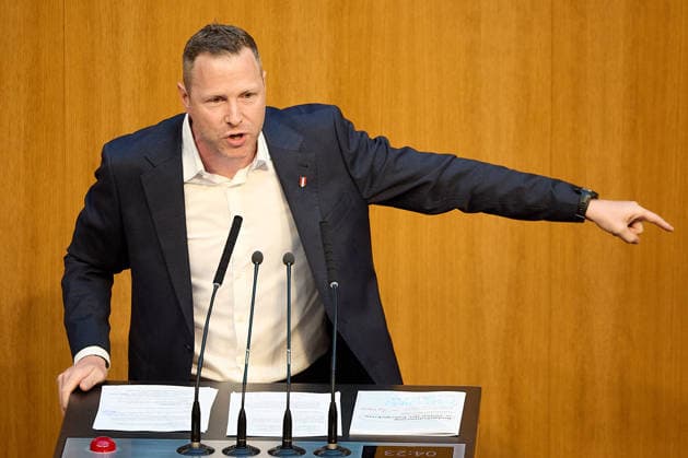 - Wien 11.06.2026 - Debatte Budget Österreichisches Parlament - Der Nationalrat trat heute im Hohen Haus zu einer regluären Nationalratssitzung zusammen. Haupthema war die gestrige Budgetrede des Finanzministers und die Debatte darüber. PHOTO: am Rednerpult FPÖ-Generalsekretär Michael Schnedlitz Vienna (AUSTRIA) - Austrian Parliament National Council session - The National Council met today in Parliament for a regular National Council session. The topic of the plenary session was the Budget Speech by the Austrian Minister of Finance. Budget, Finanzen, Staatsfinanzen, Geld, Steuern, Ausgaben, Einnahmen, Regierung, echtes Dopelbudet 2027 28 , 2028, Schulden, Nationalratssitzung, Nationalrat SItzung Debatte zu Budgetpräsentation ** 