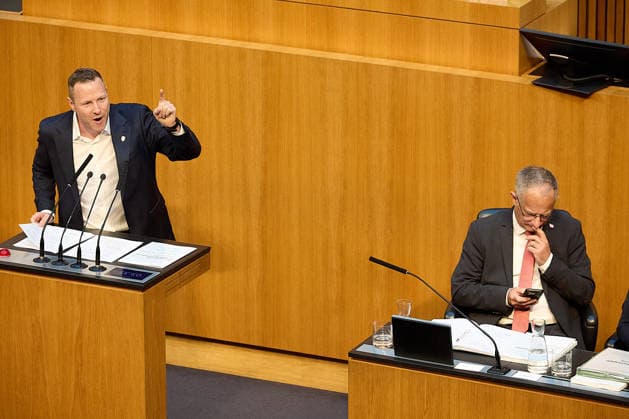 - Wien 11.06.2026 - Debatte Budget Österreichisches Parlament - Der Nationalrat trat heute im Hohen Haus zu einer regluären Nationalratssitzung zusammen. Haupthema war die gestrige Budgetrede des Finanzministers und die Debatte darüber. PHOTO: Finanzminister Markus Marterbauer (SPÖ) auf der Regierungsbank, links, am Rednerpult FPÖ-Generalsekretär Michael Schnedlitz Vienna (AUSTRIA) - Austrian Parliament National Council session - The National Council met today in Parliament for a regular National Council session. The topic of the plenary session was the Budget Speech by the Austrian Minister of Finance. Budget, Finanzen, Staatsfinanzen, Geld, Steuern, Ausgaben, Einnahmen, Regierung, echtes Dopelbudet 2027 28 , 2028, Schulden, Na 