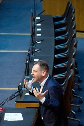 - Wien 11.06.2026 - Debatte Budget Österreichisches Parlament - Der Nationalrat trat heute im Hohen Haus zu einer regluären Nationalratssitzung zusammen. Haupthema war die gestrige Budgetrede des Finanzministers und die Debatte darüber. PHOTO: am Rednerpult Klubobmann der SPÖ Philip Kucher . Vienna (AUSTRIA) - Austrian Parliament National Council session - The National Council met today in Parliament for a regular National Council session. The topic of the plenary session was the Budget Speech by the Austrian Minister of Finance. Budget, Finanzen, Staatsfinanzen, Geld, Steuern, Ausgaben, Einnahmen, Regierung, echtes Dopelbudet 2027 28 , 2028, Schulden, Nationalratssitzung, Nationalrat SItzung Debatte zu Budgetpräsentation *** Vi 