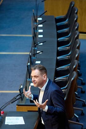 - Wien 11.06.2026 - Debatte Budget Österreichisches Parlament - Der Nationalrat trat heute im Hohen Haus zu einer regluären Nationalratssitzung zusammen. Haupthema war die gestrige Budgetrede des Finanzministers und die Debatte darüber. PHOTO: am Rednerpult Klubobmann der SPÖ Philip Kucher . Vienna (AUSTRIA) - Austrian Parliament National Council session - The National Council met today in Parliament for a regular National Council session. The topic of the plenary session was the Budget Speech by the Austrian Minister of Finance. Budget, Finanzen, Staatsfinanzen, Geld, Steuern, Ausgaben, Einnahmen, Regierung, echtes Dopelbudet 2027 28 , 2028, Schulden, Nationalratssitzung, Nationalrat SItzung Debatte zu Budgetpräsentation *** Vi 