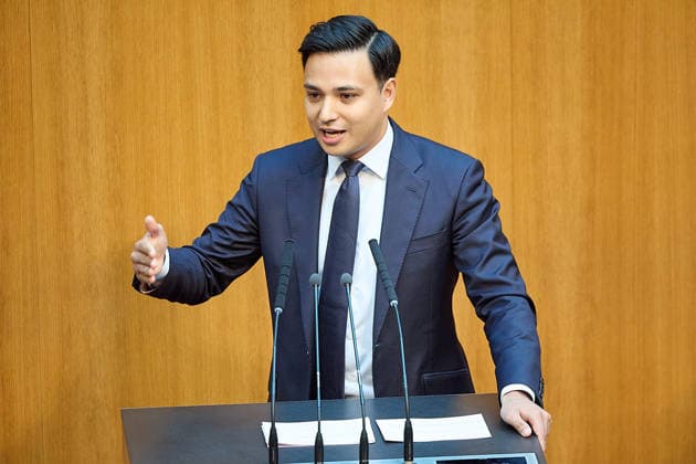 - Wien 11.06.2026 - Debatte Budget Österreichisches Parlament - Der Nationalrat trat heute im Hohen Haus zu einer regluären Nationalratssitzung zusammen. Haupthema war die gestrige Budgetrede des Finanzministers und die Debatte darüber. PHOTO: am Rednerpult Klubmann NEOS Yannick Shetty. Vienna (AUSTRIA) - Austrian Parliament National Council session - The National Council met today in Parliament for a regular National Council session. The topic of the plenary session was the Budget Speech by the Austrian Minister of Finance. Budget, Finanzen, Staatsfinanzen, Geld, Steuern, Ausgaben, Einnahmen, Regierung, echtes Dopelbudet 2027 28 , 2028, Schulden, Nationalratssitzung, Nationalrat SItzung Debatte zu Budgetpräsentation *** Vienna 