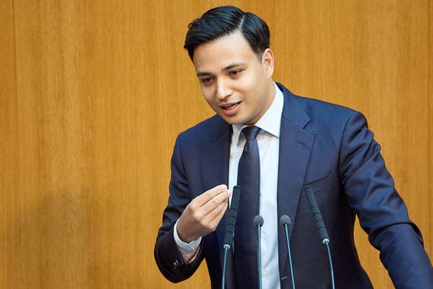 - Wien 11.06.2026 - Debatte Budget Österreichisches Parlament - Der Nationalrat trat heute im Hohen Haus zu einer regluären Nationalratssitzung zusammen. Haupthema war die gestrige Budgetrede des Finanzministers und die Debatte darüber. PHOTO: am Rednerpult Klubmann NEOS Yannick Shetty. Vienna (AUSTRIA) - Austrian Parliament National Council session - The National Council met today in Parliament for a regular National Council session. The topic of the plenary session was the Budget Speech by the Austrian Minister of Finance. Budget, Finanzen, Staatsfinanzen, Geld, Steuern, Ausgaben, Einnahmen, Regierung, echtes Dopelbudet 2027 28 , 2028, Schulden, Nationalratssitzung, Nationalrat SItzung Debatte zu Budgetpräsentation *** Vienna 