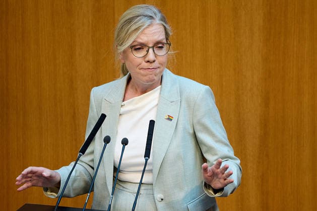 - Wien 11.06.2026 - Debatte Budget Österreichisches Parlament - Der Nationalrat trat heute im Hohen Haus zu einer regluären Nationalratssitzung zusammen. Haupthema war die gestrige Budgetrede des Finanzministers und die Debatte darüber. PHOTO: am Rednerpult Grünen Chefin Leonore Gewessler. Vienna (AUSTRIA) - Austrian Parliament National Council session - The National Council met today in Parliament for a regular National Council session. The topic of the plenary session was the Budget Speech by the Austrian Minister of Finance. Budget, Finanzen, Staatsfinanzen, Geld, Steuern, Ausgaben, Einnahmen, Regierung, echtes Dopelbudet 2027 28 , 2028, Schulden, Nationalratssitzung, Nationalrat SItzung Debatte zu Budgetpräsentation *** Vie 