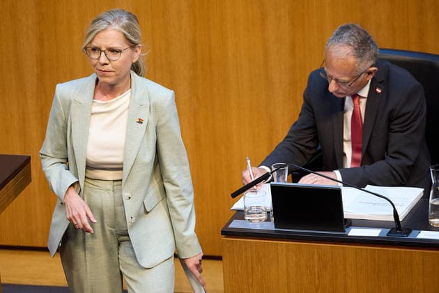 - Wien 11.06.2026 - Debatte Budget Österreichisches Parlament - Der Nationalrat trat heute im Hohen Haus zu einer regluären Nationalratssitzung zusammen. Haupthema war die gestrige Budgetrede des Finanzministers und die Debatte darüber. PHOTO: Finanzminister Markus Marterbauer (SPÖ) auf der Regierungsbank, links, am Rednerpult Grünen Chefin Leonore Gewessler. Vienna (AUSTRIA) - Austrian Parliament National Council session - The National Council met today in Parliament for a regular National Council session. The topic of the plenary session was the Budget Speech by the Austrian Minister of Finance. Budget, Finanzen, Staatsfinanzen, Geld, Steuern, Ausgaben, Einnahmen, Regierung, echtes Dopelbudet 2027 28 , 2028, Schulden, Nationa 
