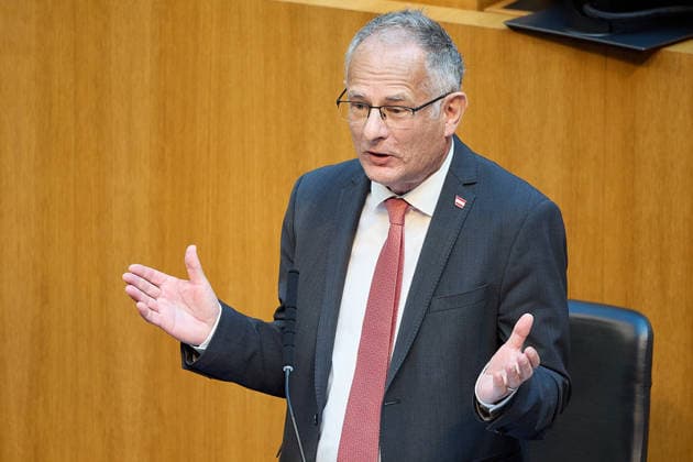 - Wien 11.06.2026 - Debatte Budget Österreichisches Parlament - Der Nationalrat trat heute im Hohen Haus zu einer regluären Nationalratssitzung zusammen. Haupthema war die gestrige Budgetrede des Finanzministers und die Debatte darüber. PHOTO: Finanzminister Markus Marterbauer (SPÖ) auf der Regierungsbank. Vienna (AUSTRIA) - Austrian Parliament National Council session - The National Council met today in Parliament for a regular National Council session. The topic of the plenary session was the Budget Speech by the Austrian Minister of Finance. Budget, Finanzen, Staatsfinanzen, Geld, Steuern, Ausgaben, Einnahmen, Regierung, echtes Dopelbudet 2027 28 , 2028, Schulden, Nationalratssitzung, Nationalrat SItzung Debatte zu Budgetpräs 