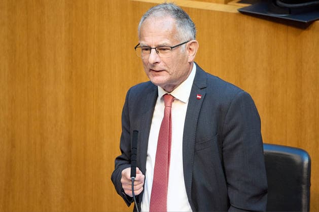 - Wien 11.06.2026 - Debatte Budget Österreichisches Parlament - Der Nationalrat trat heute im Hohen Haus zu einer regluären Nationalratssitzung zusammen. Haupthema war die gestrige Budgetrede des Finanzministers und die Debatte darüber. PHOTO: Finanzminister Markus Marterbauer (SPÖ) auf der Regierungsbank. Vienna (AUSTRIA) - Austrian Parliament National Council session - The National Council met today in Parliament for a regular National Council session. The topic of the plenary session was the Budget Speech by the Austrian Minister of Finance. Budget, Finanzen, Staatsfinanzen, Geld, Steuern, Ausgaben, Einnahmen, Regierung, echtes Dopelbudet 2027 28 , 2028, Schulden, Nationalratssitzung, Nationalrat SItzung Debatte zu Budgetpräs 