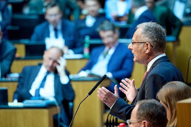 - Wien 11.06.2026 - Debatte Budget Österreichisches Parlament - Der Nationalrat trat heute im Hohen Haus zu einer regluären Nationalratssitzung zusammen. Haupthema war die gestrige Budgetrede des Finanzministers und die Debatte darüber. PHOTO: Finanzminister Markus Marterbauer (SPÖ) auf der Regierungsbank.. Vienna (AUSTRIA) - Austrian Parliament National Council session - The National Council met today in Parliament for a regular National Council session. The topic of the plenary session was the Budget Speech by the Austrian Minister of Finance. Budget, Finanzen, Staatsfinanzen, Geld, Steuern, Ausgaben, Einnahmen, Regierung, echtes Dopelbudet 2027 28 , 2028, Schulden, Nationalratssitzung, Nationalrat SItzung Debatte zu Budgetprä 