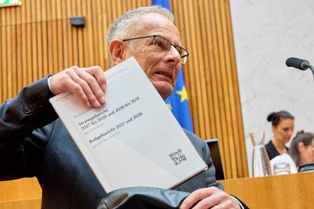 - Wien 11.06.2026 - Debatte Budget Österreichisches Parlament - Der Nationalrat trat heute im Hohen Haus zu einer regluären Nationalratssitzung zusammen. Haupthema war die gestrige Budgetrede des Finanzministers und die Debatte darüber. PHOTO: Finanzminister Markus Marterbauer (SPÖ) auf der Regierungsbank. Aussenministerin Beate Meinl-Reisinger (NEOS), Vizekanzler Andreas Babler (SPÖ), FPÖ-Bundesparteiobmann Herbert Kickl, am Rednerpult, Bundeskanzler Christian Stocker (ÖVP) auf der Regierungsbank. Nationalratspräsident Walter Rosenkranz (FPÖ). Vienna (AUSTRIA) - Austrian Parliament National Council session - The National Council met today in Parliament for a regular National Council session. The topic of the plenary session was 