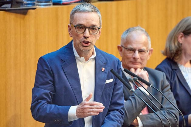 - Wien 11.06.2026 - Debatte Budget Österreichisches Parlament - Der Nationalrat trat heute im Hohen Haus zu einer regluären Nationalratssitzung zusammen. Haupthema war die gestrige Budgetrede des Finanzministers und die Debatte darüber. PHOTO: Finanzminister Markus Marterbauer (SPÖ) auf der Regierungsbank. FPÖ-Bundesparteiobmann Herbert Kickl (L) am Rednerpult. Vienna (AUSTRIA) - Austrian Parliament National Council session - The National Council met today in Parliament for a regular National Council session. The topic of the plenary session was the Budget Speech by the Austrian Minister of Finance. Budget, Finanzen, Staatsfinanzen, Geld, Steuern, Ausgaben, Einnahmen, Regierung, echtes Dopelbudet 2027 28 , 2028, Schulden, Nationa 