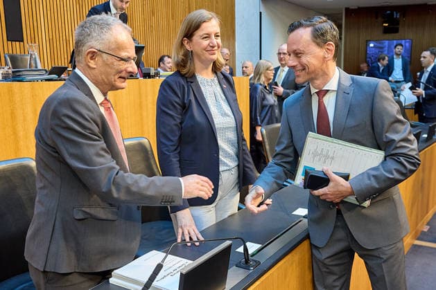 - Wien 11.06.2026 - Debatte Budget Österreichisches Parlament - Der Nationalrat trat heute im Hohen Haus zu einer regluären Nationalratssitzung zusammen. Haupthema war die gestrige Budgetrede des Finanzministers und die Debatte darüber. PHOTO: (v.L.) Finanzminister Markus Marterbauer (SPÖ), Staatssekretärin Barbara Eibinger-Miedl, ÖVP-Klubobmann Ernst Gödl kurz vor Beginn. Vienna (AUSTRIA) - Austrian Parliament National Council session - The National Council met today in Parliament for a regular National Council session. The topic of the plenary session was the Budget Speech by the Austrian Minister of Finance. Budget, Finanzen, Staatsfinanzen, Geld, Steuern, Ausgaben, Einnahmen, Regierung, echtes Dopelbudet 2027 28 , 2028, Schu 