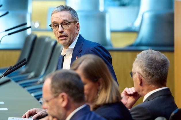 - Wien 11.06.2026 - Debatte Budget Österreichisches Parlament - Der Nationalrat trat heute im Hohen Haus zu einer regluären Nationalratssitzung zusammen. Haupthema war die gestrige Budgetrede des Finanzministers und die Debatte darüber. PHOTO: Finanzminister Markus Marterbauer (SPÖ) auf der Regierungsbank. FPÖ-Bundesparteiobmann Herbert Kickl (L) am Rednerpult. Vienna (AUSTRIA) - Austrian Parliament National Council session - The National Council met today in Parliament for a regular National Council session. The topic of the plenary session was the Budget Speech by the Austrian Minister of Finance. Budget, Finanzen, Staatsfinanzen, Geld, Steuern, Ausgaben, Einnahmen, Regierung, echtes Dopelbudet 2027 28 , 2028, Schulden, Nationa 