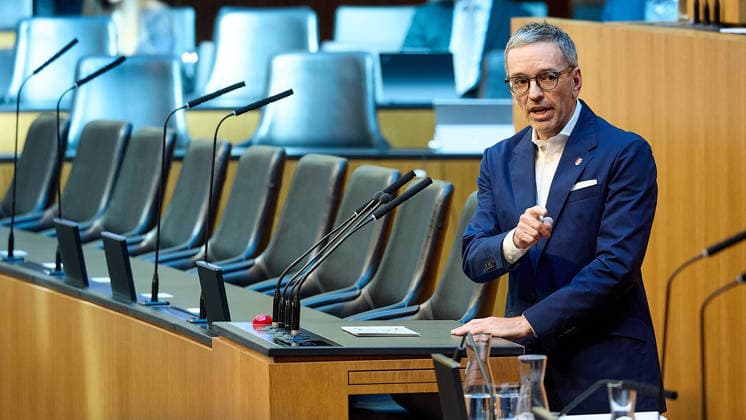 - Wien 11.06.2026 - Debatte Budget Österreichisches Parlament - Der Nationalrat trat heute im Hohen Haus zu einer regluären Nationalratssitzung zusammen. Haupthema war die gestrige Budgetrede des Finanzministers und die Debatte darüber. PHOTO: FPÖ-Bundesparteiobmann Herbert Kickl am Rednerpult. Vienna (AUSTRIA) - Austrian Parliament National Council session - The National Council met today in Parliament for a regular National Council session. The topic of the plenary session was the Budget Speech by the Austrian Minister of Finance. Budget, Finanzen, Staatsfinanzen, Geld, Steuern, Ausgaben, Einnahmen, Regierung, echtes Dopelbudet 2027 28 , 2028, Schulden, Nationalratssitzung, Nationalrat SItzung Debatte zu Budgetpräsentation *** 