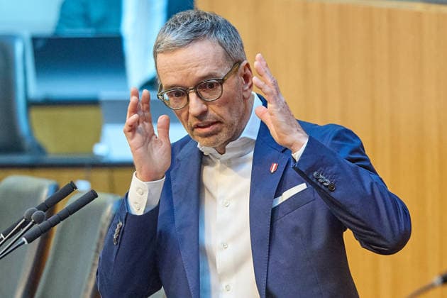 - Wien 11.06.2026 - Debatte Budget Österreichisches Parlament - Der Nationalrat trat heute im Hohen Haus zu einer regluären Nationalratssitzung zusammen. Haupthema war die gestrige Budgetrede des Finanzministers und die Debatte darüber. PHOTO: FPÖ-Bundesparteiobmann Herbert Kickl (L) am Rednerpult. Vienna (AUSTRIA) - Austrian Parliament National Council session - The National Council met today in Parliament for a regular National Council session. The topic of the plenary session was the Budget Speech by the Austrian Minister of Finance. Budget, Finanzen, Staatsfinanzen, Geld, Steuern, Ausgaben, Einnahmen, Regierung, echtes Dopelbudet 2027 28 , 2028, Schulden, Nationalratssitzung, Nationalrat SItzung Debatte zu Budgetpräsentation 