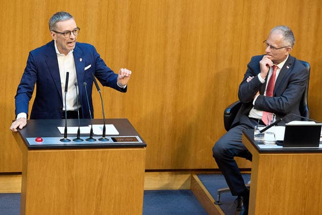 - Wien 11.06.2026 - Debatte Budget Österreichisches Parlament - Der Nationalrat trat heute im Hohen Haus zu einer regluären Nationalratssitzung zusammen. Haupthema war die gestrige Budgetrede des Finanzministers und die Debatte darüber. PHOTO: Finanzminister Markus Marterbauer (SPÖ) auf der Regierungsbank. FPÖ-Bundesparteiobmann Herbert Kickl (L) am Rednerpult. Vienna (AUSTRIA) - Austrian Parliament National Council session - The National Council met today in Parliament for a regular National Council session. The topic of the plenary session was the Budget Speech by the Austrian Minister of Finance. Budget, Finanzen, Staatsfinanzen, Geld, Steuern, Ausgaben, Einnahmen, Regierung, echtes Dopelbudet 2027 28 , 2028, Schulden, Nationa 
