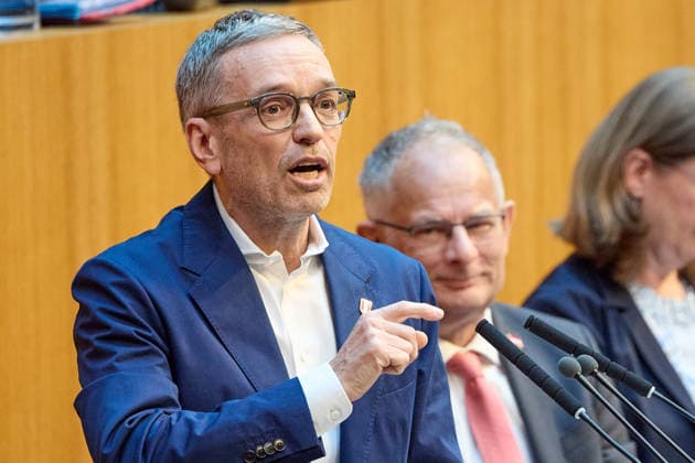 - Wien 11.06.2026 - Debatte Budget Österreichisches Parlament - Der Nationalrat trat heute im Hohen Haus zu einer regluären Nationalratssitzung zusammen. Haupthema war die gestrige Budgetrede des Finanzministers und die Debatte darüber. PHOTO: Finanzminister Markus Marterbauer (SPÖ) auf der Regierungsbank. FPÖ-Bundesparteiobmann Herbert Kickl (L) am Rednerpult. Vienna (AUSTRIA) - Austrian Parliament National Council session - The National Council met today in Parliament for a regular National Council session. The topic of the plenary session was the Budget Speech by the Austrian Minister of Finance. Budget, Finanzen, Staatsfinanzen, Geld, Steuern, Ausgaben, Einnahmen, Regierung, echtes Dopelbudet 2027 28 , 2028, Schulden, Nationa 