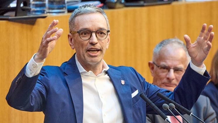 - Wien 11.06.2026 - Debatte Budget Österreichisches Parlament - Der Nationalrat trat heute im Hohen Haus zu einer regluären Nationalratssitzung zusammen. Haupthema war die gestrige Budgetrede des Finanzministers und die Debatte darüber. PHOTO: Finanzminister Markus Marterbauer (SPÖ) auf der Regierungsbank. FPÖ-Bundesparteiobmann Herbert Kickl (L) am Rednerpult. Vienna (AUSTRIA) - Austrian Parliament National Council session - The National Council met today in Parliament for a regular National Council session. The topic of the plenary session was the Budget Speech by the Austrian Minister of Finance. Budget, Finanzen, Staatsfinanzen, Geld, Steuern, Ausgaben, Einnahmen, Regierung, echtes Dopelbudet 2027 28 , 2028, Schulden, Nationa 