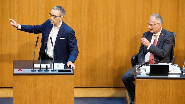 - Wien 11.06.2026 - Debatte Budget Österreichisches Parlament - Der Nationalrat trat heute im Hohen Haus zu einer regluären Nationalratssitzung zusammen. Haupthema war die gestrige Budgetrede des Finanzministers und die Debatte darüber. PHOTO: Finanzminister Markus Marterbauer (SPÖ) auf der Regierungsbank. FPÖ-Bundesparteiobmann Herbert Kickl (L) am Rednerpult. Vienna (AUSTRIA) - Austrian Parliament National Council session - The National Council met today in Parliament for a regular National Council session. The topic of the plenary session was the Budget Speech by the Austrian Minister of Finance. Budget, Finanzen, Staatsfinanzen, Geld, Steuern, Ausgaben, Einnahmen, Regierung, echtes Dopelbudet 2027 28 , 2028, Schulden, Nationa 