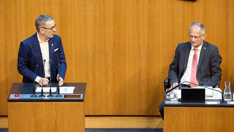 - Wien 11.06.2026 - Debatte Budget Österreichisches Parlament - Der Nationalrat trat heute im Hohen Haus zu einer regluären Nationalratssitzung zusammen. Haupthema war die gestrige Budgetrede des Finanzministers und die Debatte darüber. PHOTO: Finanzminister Markus Marterbauer (SPÖ) auf der Regierungsbank. FPÖ-Bundesparteiobmann Herbert Kickl (L) am Rednerpult. Vienna (AUSTRIA) - Austrian Parliament National Council session - The National Council met today in Parliament for a regular National Council session. The topic of the plenary session was the Budget Speech by the Austrian Minister of Finance. Budget, Finanzen, Staatsfinanzen, Geld, Steuern, Ausgaben, Einnahmen, Regierung, echtes Dopelbudet 2027 28 , 2028, Schulden, Nationa 