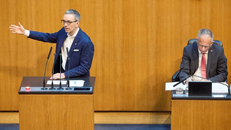 - Wien 11.06.2026 - Debatte Budget Österreichisches Parlament - Der Nationalrat trat heute im Hohen Haus zu einer regluären Nationalratssitzung zusammen. Haupthema war die gestrige Budgetrede des Finanzministers und die Debatte darüber. PHOTO: Finanzminister Markus Marterbauer (SPÖ) auf der Regierungsbank. FPÖ-Bundesparteiobmann Herbert Kickl (L) am Rednerpult. Vienna (AUSTRIA) - Austrian Parliament National Council session - The National Council met today in Parliament for a regular National Council session. The topic of the plenary session was the Budget Speech by the Austrian Minister of Finance. Budget, Finanzen, Staatsfinanzen, Geld, Steuern, Ausgaben, Einnahmen, Regierung, echtes Dopelbudet 2027 28 , 2028, Schulden, Nationa 