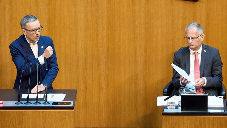 - Wien 11.06.2026 - Debatte Budget Österreichisches Parlament - Der Nationalrat trat heute im Hohen Haus zu einer regluären Nationalratssitzung zusammen. Haupthema war die gestrige Budgetrede des Finanzministers und die Debatte darüber. PHOTO: Finanzminister Markus Marterbauer (SPÖ) auf der Regierungsbank. FPÖ-Bundesparteiobmann Herbert Kickl (L) am Rednerpult. Vienna (AUSTRIA) - Austrian Parliament National Council session - The National Council met today in Parliament for a regular National Council session. The topic of the plenary session was the Budget Speech by the Austrian Minister of Finance. Budget, Finanzen, Staatsfinanzen, Geld, Steuern, Ausgaben, Einnahmen, Regierung, echtes Dopelbudet 2027 28 , 2028, Schulden, Nationa 