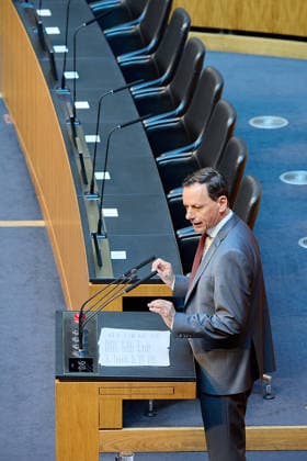 - Wien 11.06.2026 - Debatte Budget Österreichisches Parlament - Der Nationalrat trat heute im Hohen Haus zu einer regluären Nationalratssitzung zusammen. Haupthema war die gestrige Budgetrede des Finanzministers und die Debatte darüber. PHOTO: am Rednerpult, ÖVP-Klubobmann Ernst Gödl. Vienna (AUSTRIA) - Austrian Parliament National Council session - The National Council met today in Parliament for a regular National Council session. The topic of the plenary session was the Budget Speech by the Austrian Minister of Finance. Budget, Finanzen, Staatsfinanzen, Geld, Steuern, Ausgaben, Einnahmen, Regierung, echtes Dopelbudet 2027 28 , 2028, Schulden, Nationalratssitzung, Nationalrat SItzung Debatte zu Budgetpräsentation *** Vienna 11 