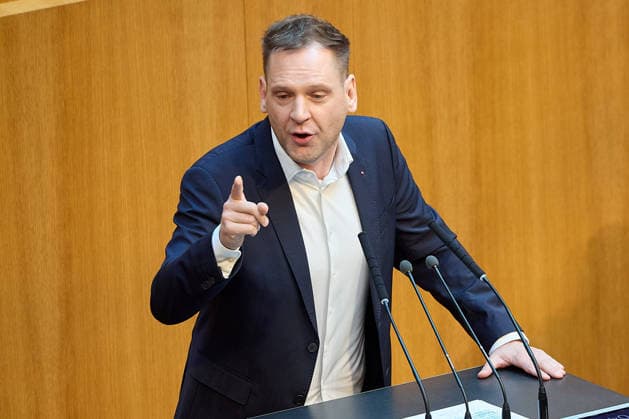 - Wien 11.06.2026 - Debatte Budget Österreichisches Parlament - Der Nationalrat trat heute im Hohen Haus zu einer regluären Nationalratssitzung zusammen. Haupthema war die gestrige Budgetrede des Finanzministers und die Debatte darüber. PHOTO: am Rednerpult, Klubobmann der SPÖ Philip Kucher . Vienna (AUSTRIA) - Austrian Parliament National Council session - The National Council met today in Parliament for a regular National Council session. The topic of the plenary session was the Budget Speech by the Austrian Minister of Finance. Budget, Finanzen, Staatsfinanzen, Geld, Steuern, Ausgaben, Einnahmen, Regierung, echtes Dopelbudet 2027 28 , 2028, Schulden, Nationalratssitzung, Nationalrat SItzung Debatte zu Budgetpräsentation *** 