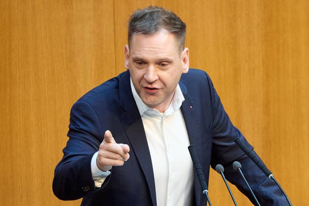 - Wien 11.06.2026 - Debatte Budget Österreichisches Parlament - Der Nationalrat trat heute im Hohen Haus zu einer regluären Nationalratssitzung zusammen. Haupthema war die gestrige Budgetrede des Finanzministers und die Debatte darüber. PHOTO: am Rednerpult, Klubobmann der SPÖ Philip Kucher . Vienna (AUSTRIA) - Austrian Parliament National Council session - The National Council met today in Parliament for a regular National Council session. The topic of the plenary session was the Budget Speech by the Austrian Minister of Finance. Budget, Finanzen, Staatsfinanzen, Geld, Steuern, Ausgaben, Einnahmen, Regierung, echtes Dopelbudet 2027 28 , 2028, Schulden, Nationalratssitzung, Nationalrat SItzung Debatte zu Budgetpräsentation *** 