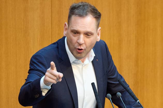 - Wien 11.06.2026 - Debatte Budget Österreichisches Parlament - Der Nationalrat trat heute im Hohen Haus zu einer regluären Nationalratssitzung zusammen. Haupthema war die gestrige Budgetrede des Finanzministers und die Debatte darüber. PHOTO: am Rednerpult, Klubobmann der SPÖ Philip Kucher . Vienna (AUSTRIA) - Austrian Parliament National Council session - The National Council met today in Parliament for a regular National Council session. The topic of the plenary session was the Budget Speech by the Austrian Minister of Finance. Budget, Finanzen, Staatsfinanzen, Geld, Steuern, Ausgaben, Einnahmen, Regierung, echtes Dopelbudet 2027 28 , 2028, Schulden, Nationalratssitzung, Nationalrat SItzung Debatte zu Budgetpräsentation *** 