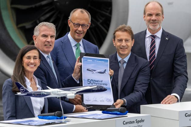 Bundeskanzler Friedrich Merz besucht die ILA 2026 in Berlin, Friedrich Merz besucht die ILA 2026 auf dem Gelände des Flughafens Berlin Brandenburg. Der Bundeskanzler informiert sich über aktuelle Entwicklungen der deutschen und europäischen Luft- und Raumfahrtindustrie und führt Gespräche mit Vertretern der Branche. Berlin Berlin Deutschland Berlin *** Federal Chancellor Friedrich Merz visits the ILA 2026 in Berlin, Friedrich Merz visits the ILA 2026 on the grounds of Berlin Brandenburg Airport The Federal Chancellor finds out about current developments in the German and European aerospace industry and holds talks with industry representatives Berlin Berlin Berlin Germany Berlin Copyright: x xonw-imagesx xDanielxKesslerx