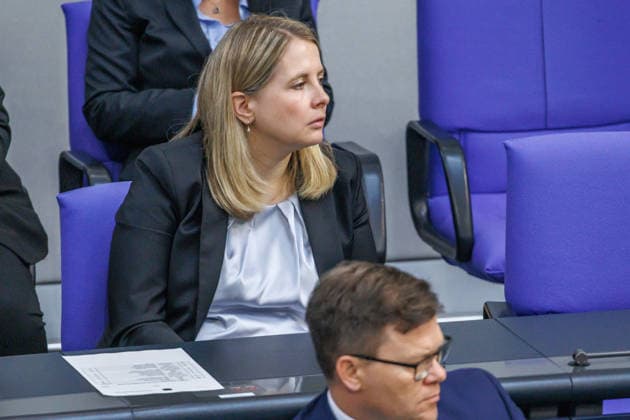 Bundestag Verena Hubertz (SPD), Bundesministerin fuer Wohnen, Stadtentwicklung und Bauwesen, im Deutschen Bundestag am 11.06.26 in Berlin. Berlin Berlin Deutschland Bundestag *** Bundestag Verena Hubertz SPD , Federal Minister for Housing, Urban Development and Construction, in the German Bundestag on 11 06 26 in Berlin Berlin Berlin Germany Bundestag