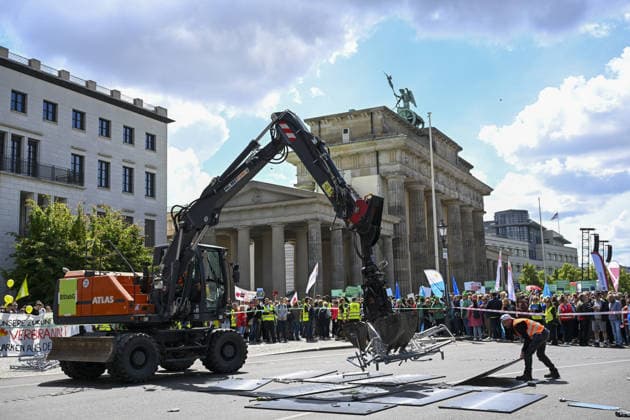 Demonstrators protest healthcare cuts in Berlin by smashing hospital beds BERLIN, GERMANY - JUNE 11: Members of the Berlin Hospital Association and the ver.di trade union take part in the Save the Clinics Now protest in front of the Brandenburg Gate in Berlin, Germany, on June 11, 2026, where an excavator symbolically smashes two hospital beds to protest planned cuts to hospital services. Halil Sagirkaya Anadolu Berlin Germany. Editorial use only. Please get in touch for any other usage.  Copyright: x2026xAnadoluxHalilxSagirkayax