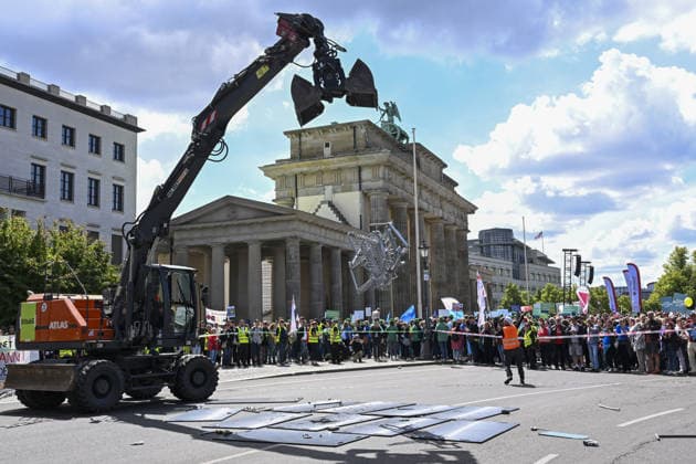 Demonstrators protest healthcare cuts in Berlin by smashing hospital beds BERLIN, GERMANY - JUNE 11: Members of the Berlin Hospital Association and the ver.di trade union take part in the Save the Clinics Now protest in front of the Brandenburg Gate in Berlin, Germany, on June 11, 2026, where an excavator symbolically smashes two hospital beds to protest planned cuts to hospital services. Halil Sagirkaya Anadolu Berlin Germany. Editorial use only. Please get in touch for any other usage.  Copyright: x2026xAnadoluxHalilxSagirkayax