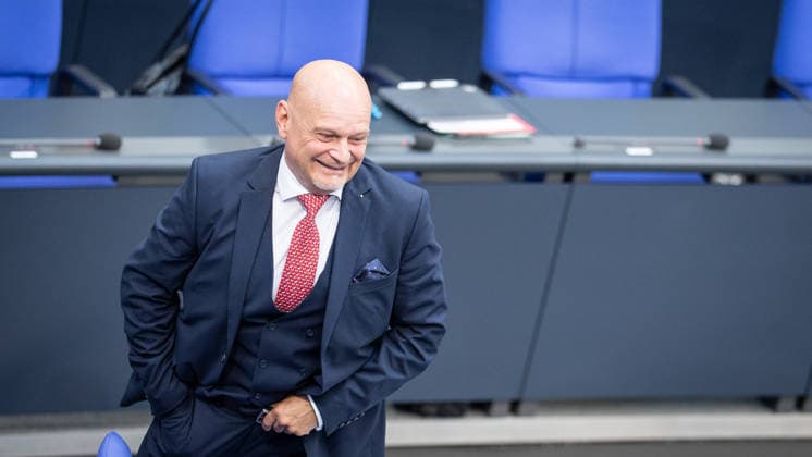 Enrico Komning, Abgeordneter MdB der AfD, vor Beginn der Bundestagssitzung im Plenarsaal;Regierungserklärung durch den Bundeskanzler zum bevorstehenden Europäischen Rat, Berlin Berlin Deutschland Deutscher Bundestag *** Enrico Komning, AfD Member of Parliament, before the start of the Bundestag session in the plenary chamber Government statement by the Federal Chancellor on the forthcoming European Council, Berlin Berlin Germany German Bundestag