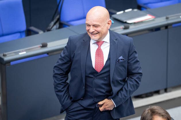 Enrico Komning, Abgeordneter MdB der AfD, vor Beginn der Bundestagssitzung im Plenarsaal;Regierungserklärung durch den Bundeskanzler zum bevorstehenden Europäischen Rat, Berlin Berlin Deutschland Deutscher Bundestag *** Enrico Komning, AfD Member of Parliament, before the start of the Bundestag session in the plenary chamber Government statement by the Federal Chancellor on the forthcoming European Council, Berlin Berlin Germany German Bundestag