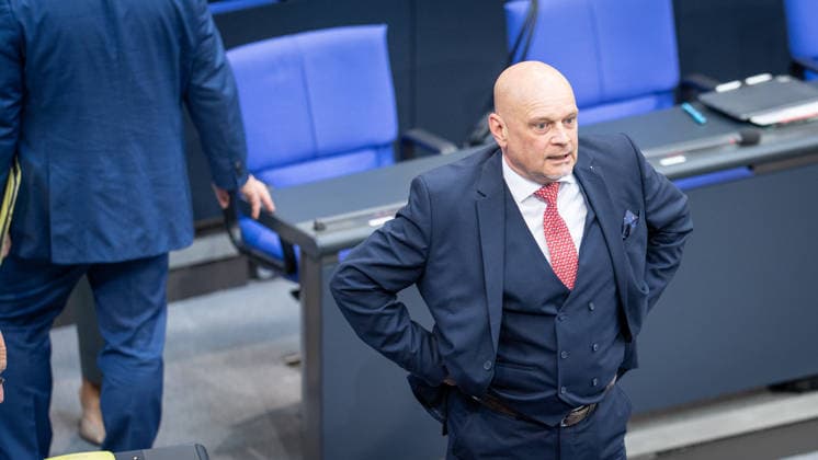 Enrico Komning, Abgeordneter MdB der AfD, vor Beginn der Bundestagssitzung im Plenarsaal;Regierungserklärung durch den Bundeskanzler zum bevorstehenden Europäischen Rat, Berlin Berlin Deutschland Deutscher Bundestag *** Enrico Komning, AfD Member of Parliament, before the start of the Bundestag session in the plenary chamber Government statement by the Federal Chancellor on the forthcoming European Council, Berlin Berlin Germany German Bundestag