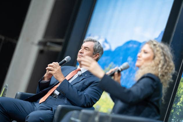Markus Söder, Ministerpräsident Bayern, im Gespräch mit Melody Sucharewicz, Beraterin für politische Kommunikation und Strategie (von links);TALK 60 Gesprächsreihe 60 Jahre Deutsch-Israelische Beziehungen der Konrad-Adenauer-Stiftung, Berlin Berlin Deutschland Bayerische Vertretung in Berlin *** Markus Söder, Minister President of Bavaria, in conversation with Melody Sucharewicz, consultant for political communication and strategy from the left TALK 60 series of talks on 60 years of German-Israeli relations organized by the Konrad Adenauer Foundation, Berlin Berlin Germany Bavarian Representation in Berlin