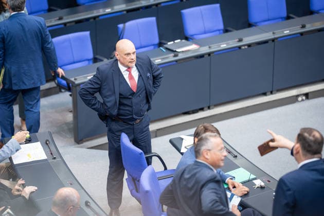 Enrico Komning, Abgeordneter MdB der AfD, vor Beginn der Bundestagssitzung im Plenarsaal;Regierungserklärung durch den Bundeskanzler zum bevorstehenden Europäischen Rat, Berlin Berlin Deutschland Deutscher Bundestag *** Enrico Komning, AfD Member of Parliament, before the start of the Bundestag session in the plenary chamber Government statement by the Federal Chancellor on the forthcoming European Council, Berlin Berlin Germany German Bundestag