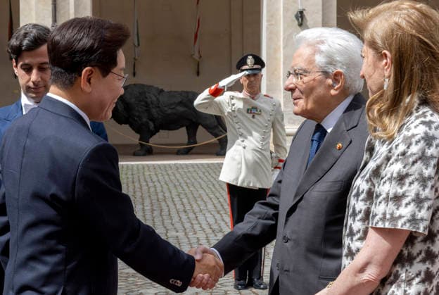June 11, 2026, Rome, Rome, Italy: President Sergio Mattarella and Mrs. Laura welcome the President of the Republic of Korea, Lee Jae Myung, on a state visit to Italy, at the Quirinale Palace, Rome, 11 06 2020 Rome Italy  - ZUMAa289 20260611_zia_a289_118 Copyright: xPaoloxGiandottix xAgfx