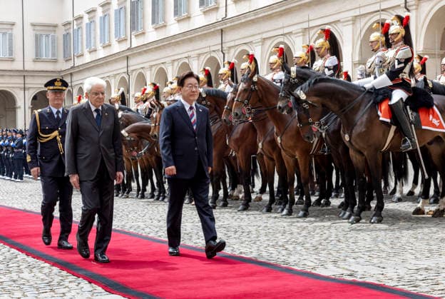 June 11, 2026, Rome, Rome, Italy: President Sergio Mattarella and the President of the Republic of Korea Lee Jae Myung, at the welcoming ceremony, Rome, 11 06 206 *** Local Caption *** Roma - Il Presidente Sergio Mattarella e il Presidente della Repubblica di Corea Lee Jae Myung, in occasione della cerimonia di benvenuto, oggi 11 giugno 2026 Rome Italy  - ZUMAa289 20260611_zia_a289_121 Copyright: xPaoloxGiandottix xAgfx