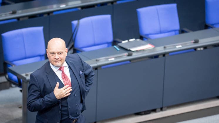 Enrico Komning, Abgeordneter MdB der AfD, vor Beginn der Bundestagssitzung im Plenarsaal;Regierungserklärung durch den Bundeskanzler zum bevorstehenden Europäischen Rat, Berlin Berlin Deutschland Deutscher Bundestag *** Enrico Komning, AfD Member of Parliament, before the start of the Bundestag session in the plenary chamber Government statement by the Federal Chancellor on the forthcoming European Council, Berlin Berlin Germany German Bundestag