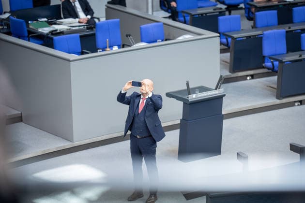 Enrico Komning, Abgeordneter MdB der AfD, vor Beginn der Bundestagssitzung im Plenarsaal;Regierungserklärung durch den Bundeskanzler zum bevorstehenden Europäischen Rat, Berlin Berlin Deutschland Deutscher Bundestag *** Enrico Komning, AfD Member of Parliament, before the start of the Bundestag session in the plenary chamber Government statement by the Federal Chancellor on the forthcoming European Council, Berlin Berlin Germany German Bundestag