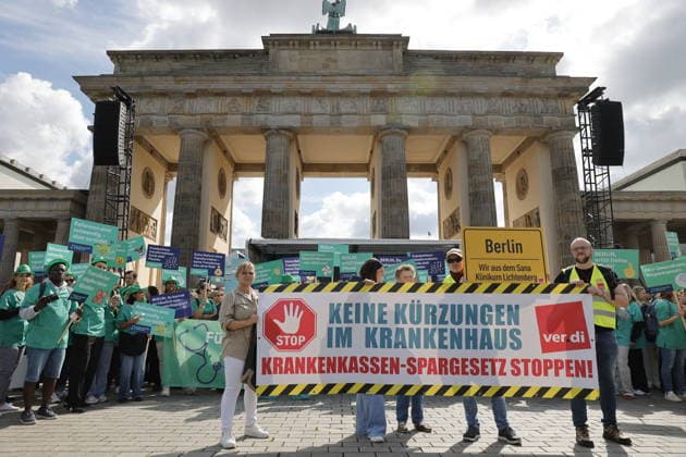 Deutschland, Berlin, Platz des 18. März am Brandenburger Tor, Krankenhausversorgung darf nicht kaputtgespart werden!Kundgebung der Berliner Krankenhäuser und von ver.di! *** Germany, Berlin, Platz des 18 März am Brandenburger Tor, Hospital care must not be cut back Rally of Berlin hospitals and ver di