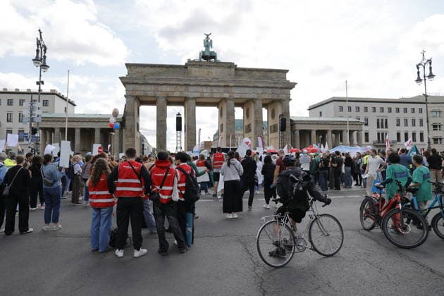 Deutschland, Berlin, Platz des 18. März am Brandenburger Tor, Krankenhausversorgung darf nicht kaputtgespart werden!Kundgebung der Berliner Krankenhäuser und von ver.di! *** Germany, Berlin, Platz des 18 März am Brandenburger Tor, Hospital care must not be cut back Rally of Berlin hospitals and ver di