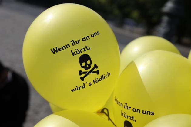Deutschland, Berlin, Platz des 18. März am Brandenburger Tor, Krankenhausversorgung darf nicht kaputtgespart werden!Kundgebung der Berliner Krankenhäuser und von ver.di! *** Germany, Berlin, Platz des 18 März am Brandenburger Tor, Hospital care must not be cut back Rally by Berlin hospitals and ver di