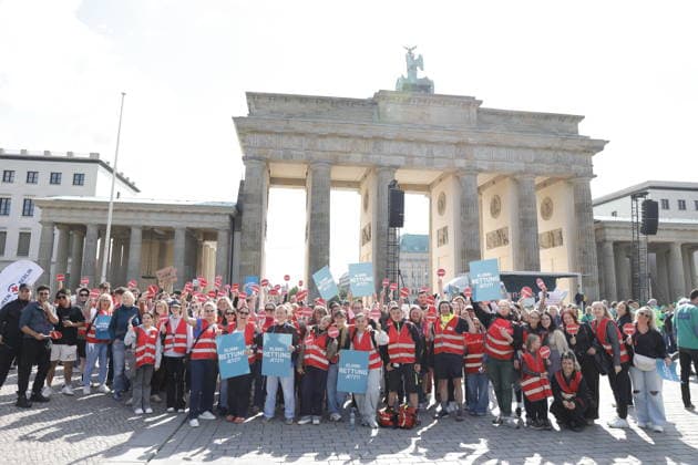 Deutschland, Berlin, Platz des 18. März am Brandenburger Tor, Krankenhausversorgung darf nicht kaputtgespart werden!Kundgebung der Berliner Krankenhäuser und von ver.di! *** Germany, Berlin, Platz des 18 März am Brandenburger Tor, Hospital care must not be cut back Rally by Berlin hospitals and ver di